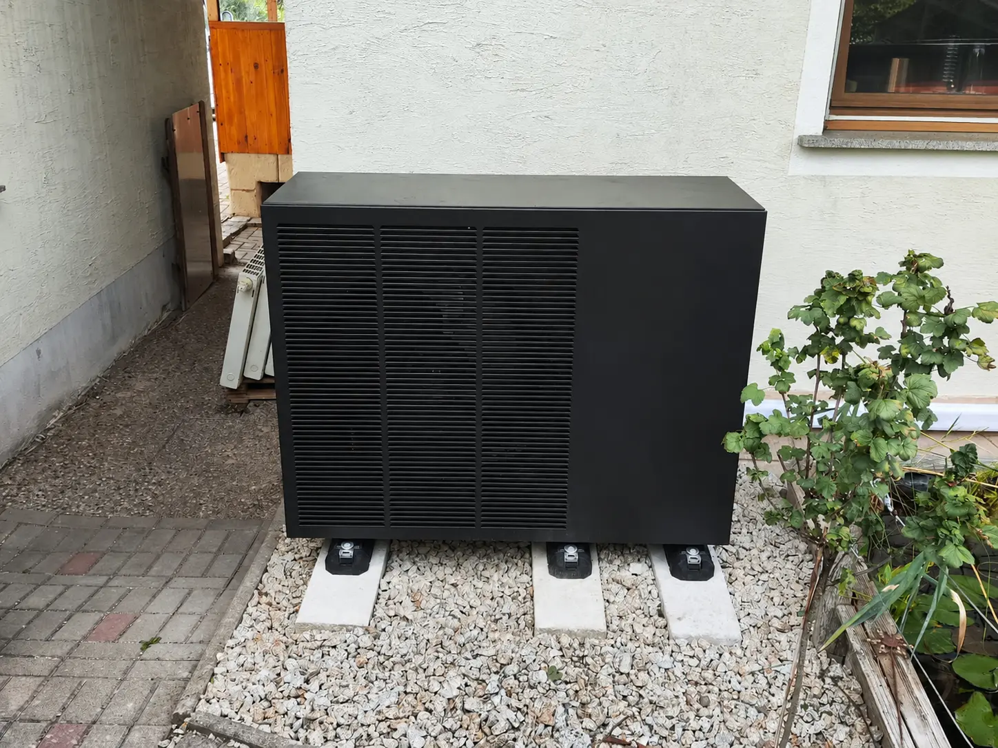 Fachgerecht aufgestellte Wärmepumpe am Wohnhaus